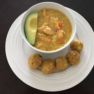 Asopao de Puerto Rico con bolitas de plátanos