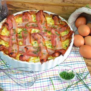 Tarta de calabacín con crema de queso con pimientos del piquillo y beicon